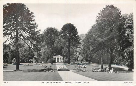 Sewerby Hall formal garden c. 1953. https://tuckdbpostcards.org/items/133939 CC-BY