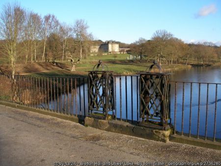 Bretton Hall and lake. Photo © John Slater (cc-by-sa/2.0)