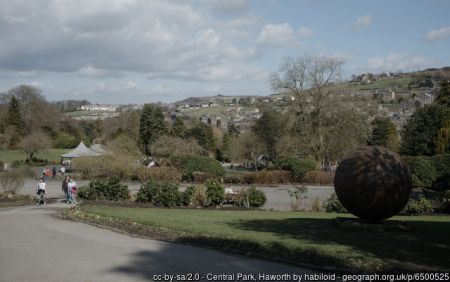 Central park Haworth. Photo © habiloid (cc-by-sa/2.0)